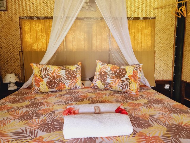 Chambre du Bungalow Miti avec lit double et moustiquaire