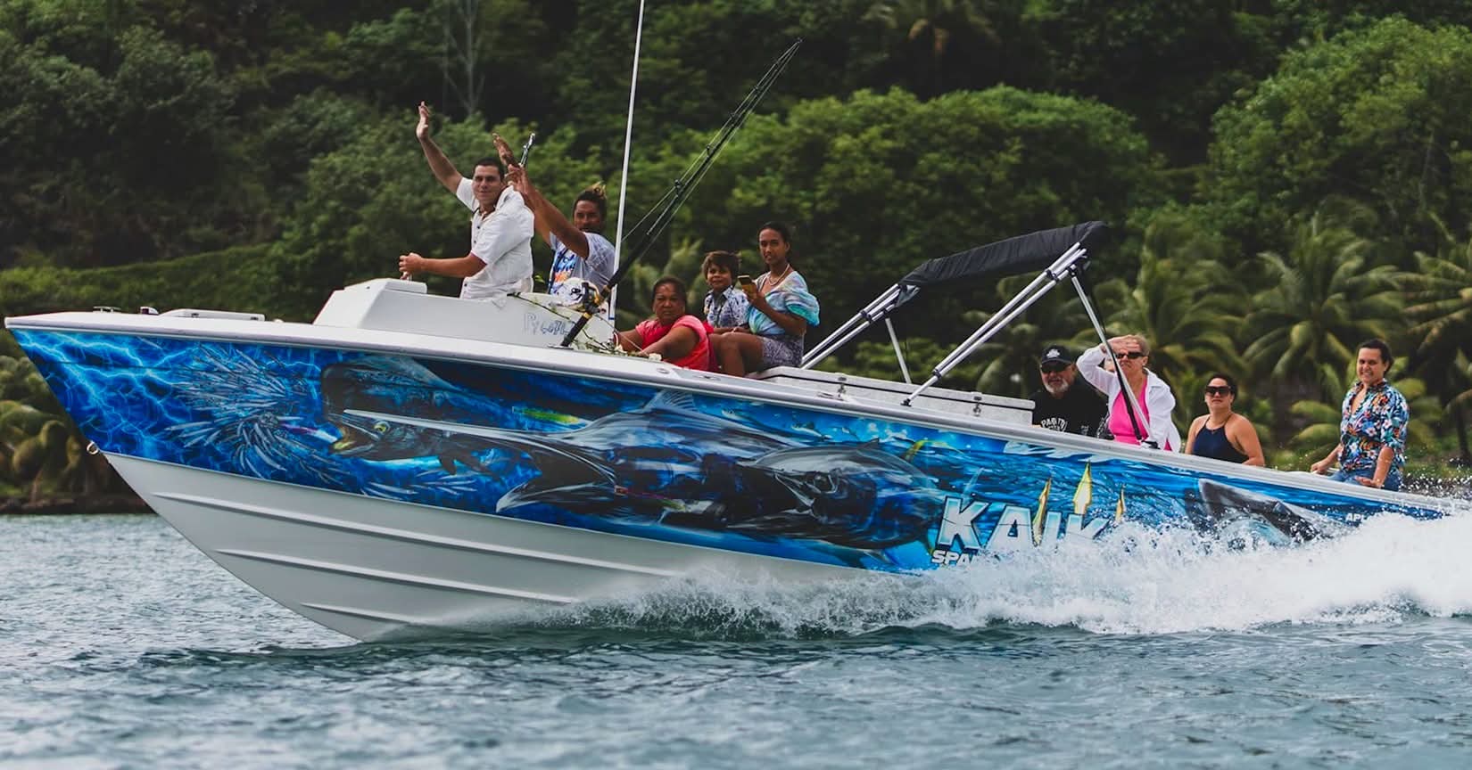 Le Kaikoa en tour de l'île avec ses passagers