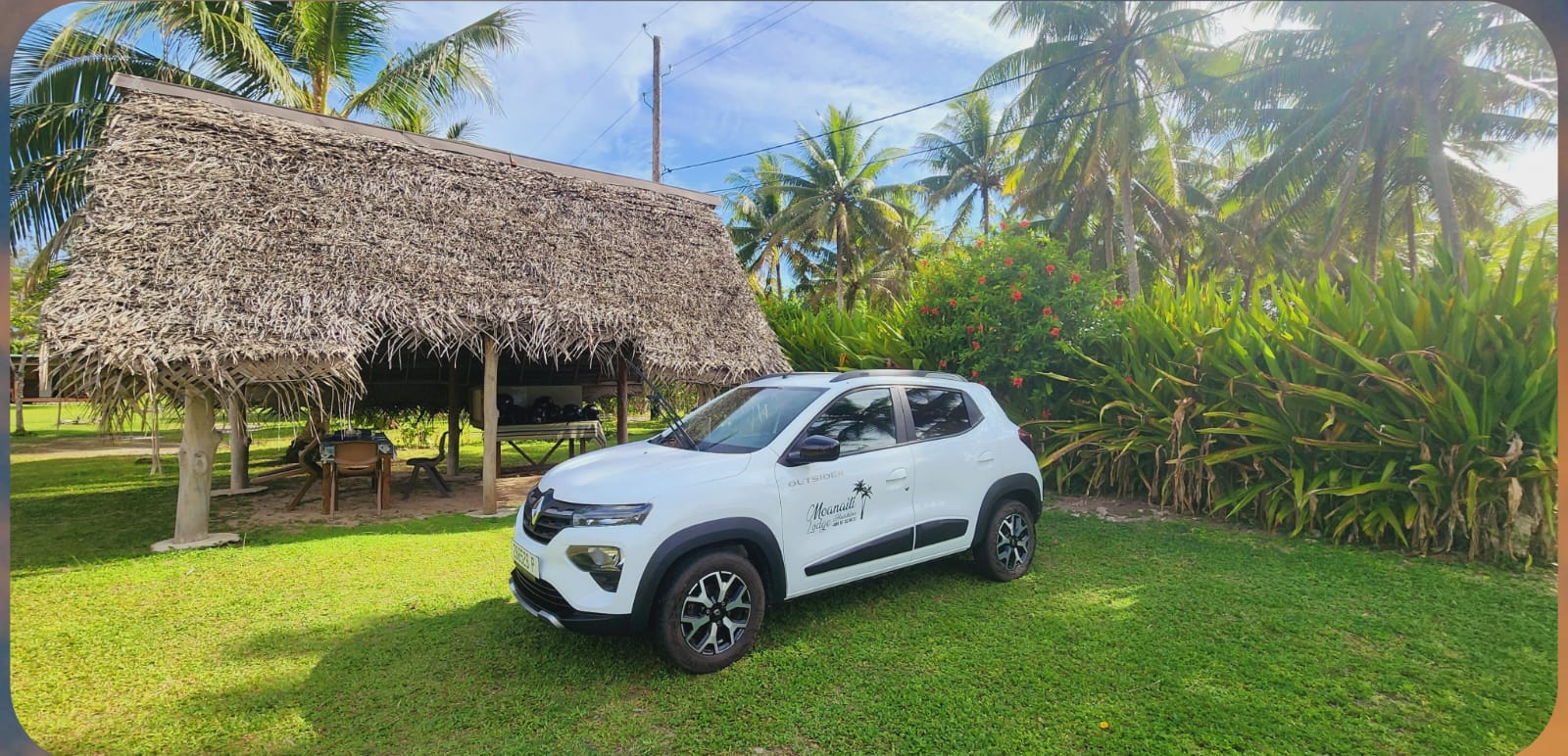 La Renault Kwid Outsider du Moanaiti Lodge dans le jardin