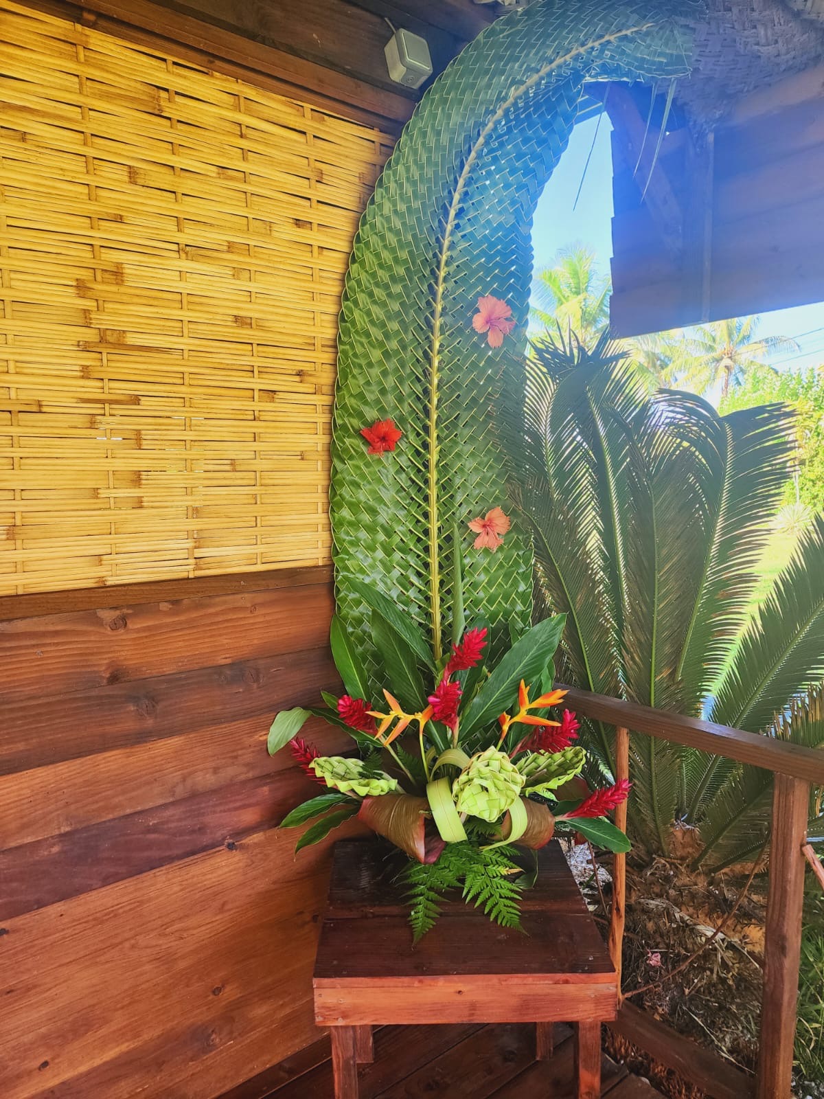Bouquet de fleurs tropicales et tressage de palme à l'entrée du Bungalow Miti