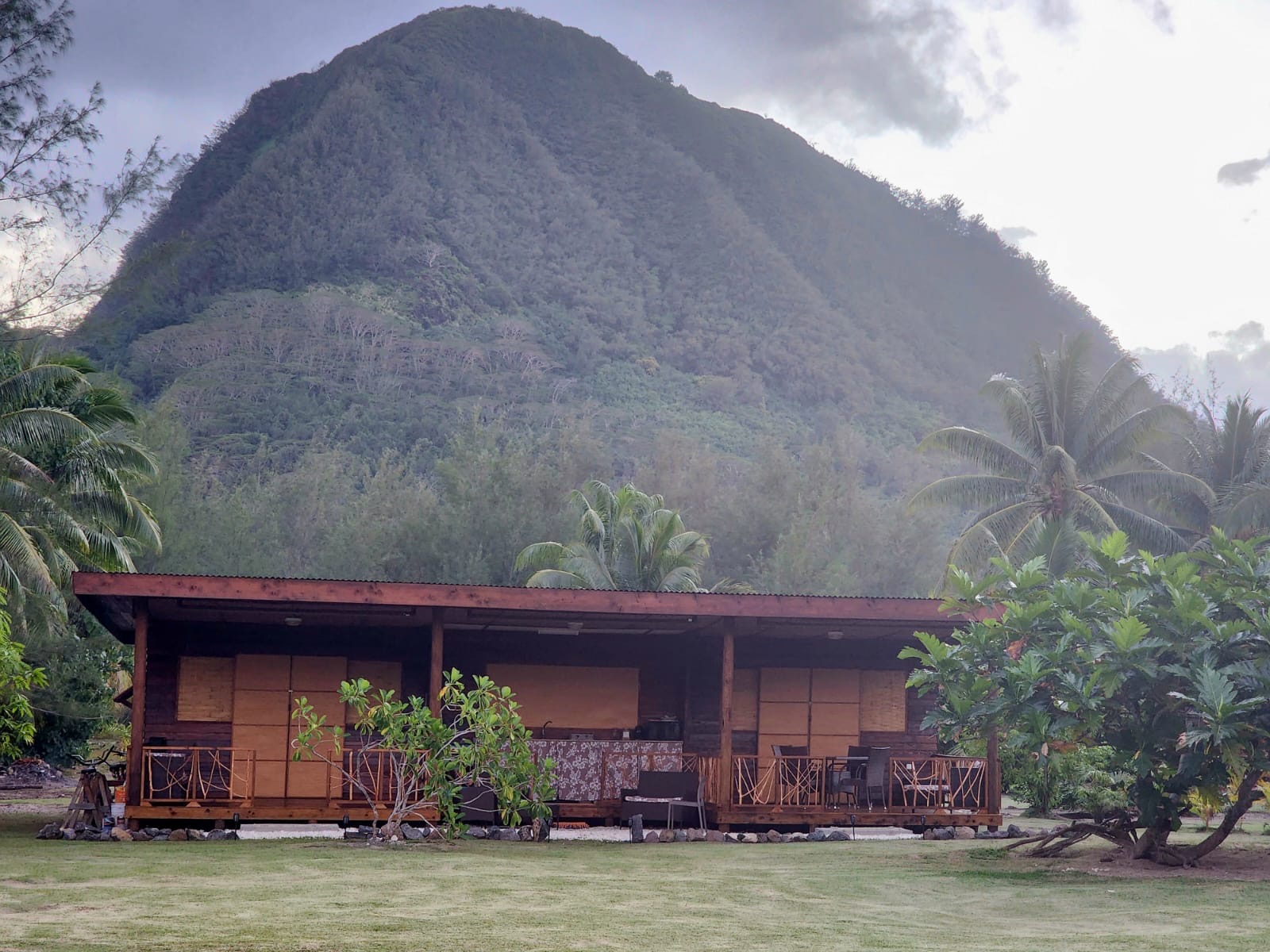 Le Bungalow Ohana devant les montagnes de Huahine
