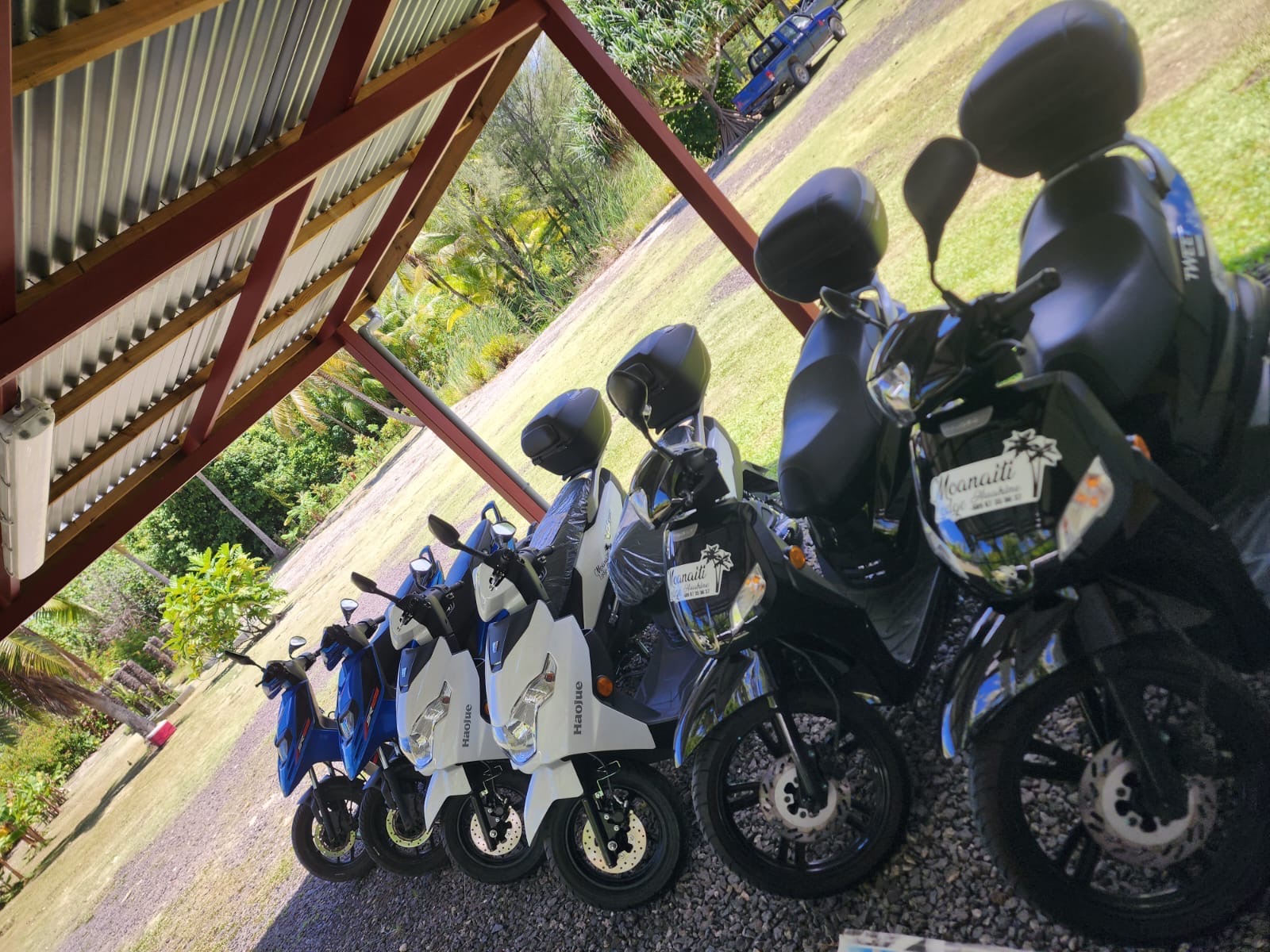 Scooters du Moanaiti Lodge sous leur abri