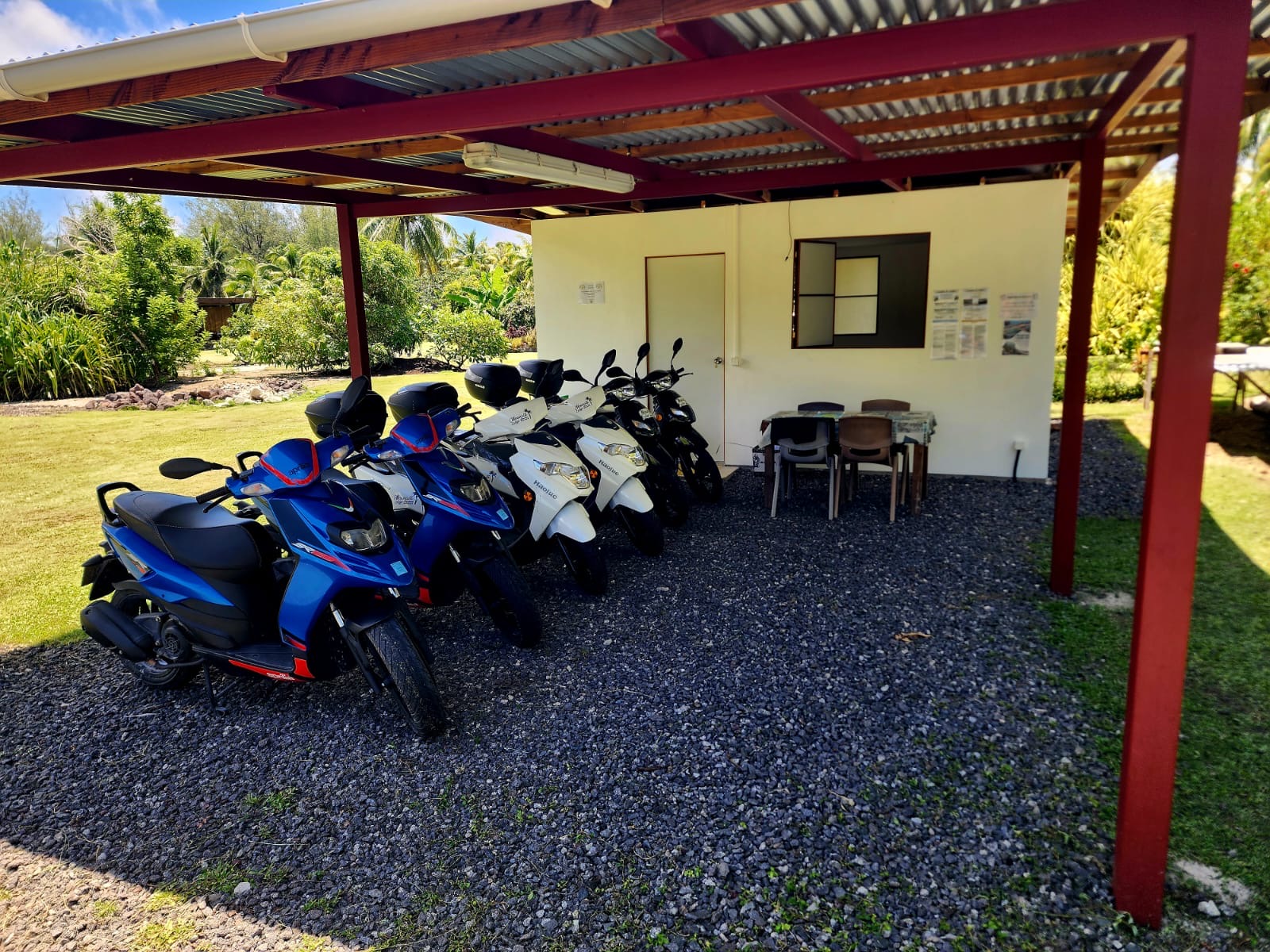 Scooters de location du Moanaiti Lodge