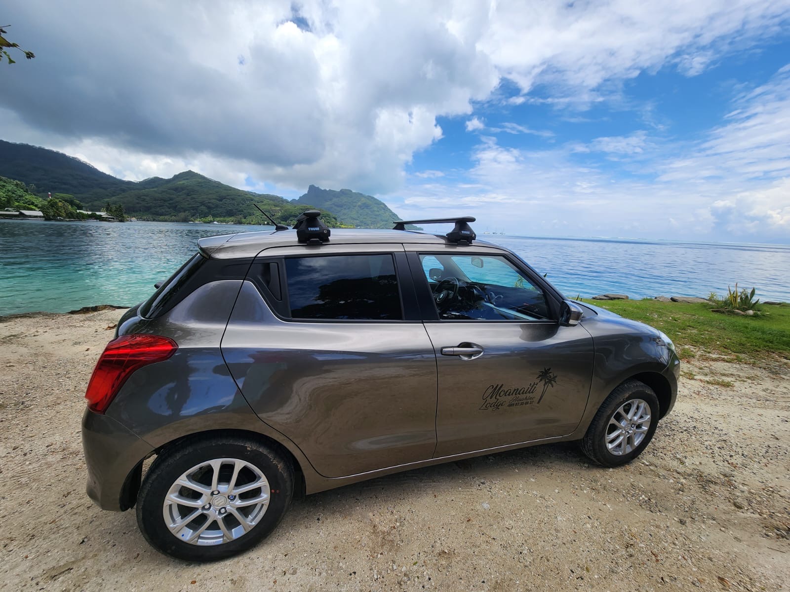 La Suzuki Swift du Moanaiti Lodge au bord du lagon de Huahine